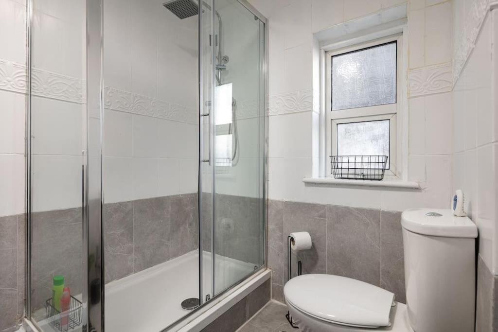 לונדון 2A - Bright & Airy 2 Bed Flat - 20 Mins To Central מראה חיצוני תמונה