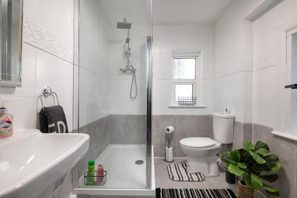 לונדון 2A - Bright & Airy 2 Bed Flat - 20 Mins To Central מראה חיצוני תמונה