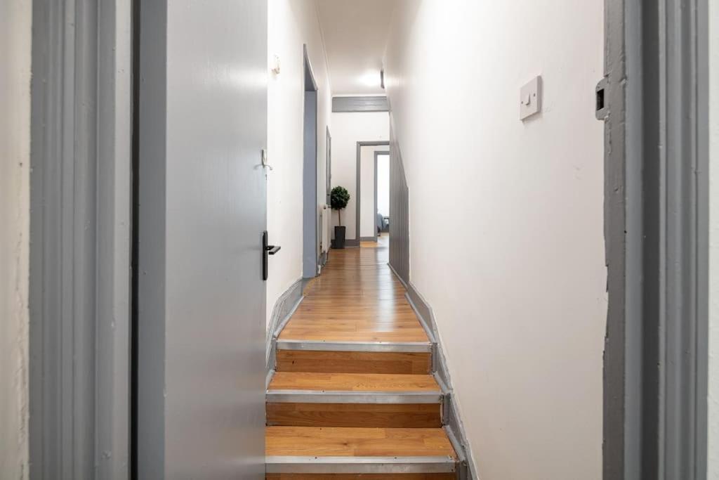 לונדון 2A - Bright & Airy 2 Bed Flat - 20 Mins To Central מראה חיצוני תמונה
