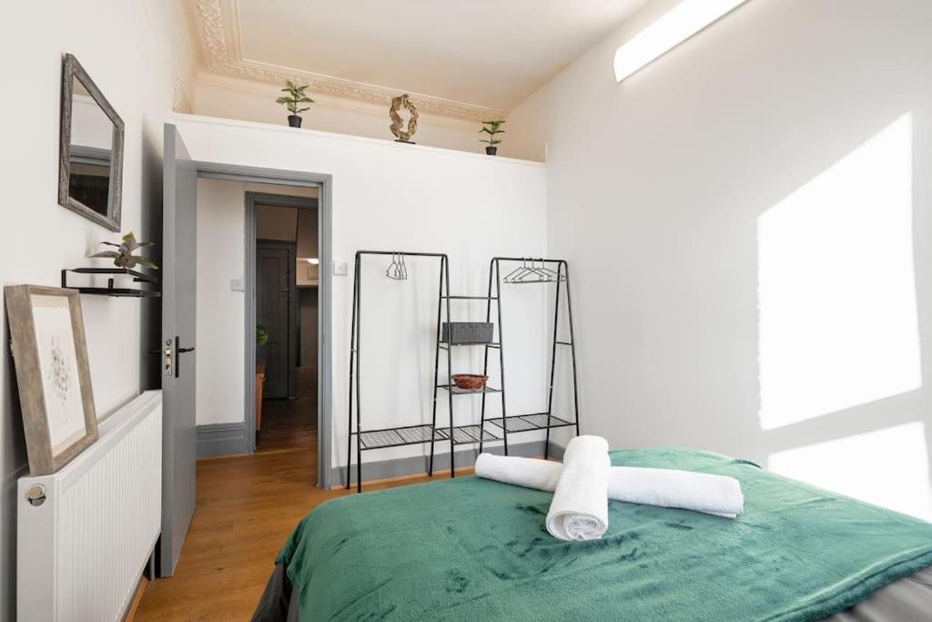 לונדון 2A - Bright & Airy 2 Bed Flat - 20 Mins To Central מראה חיצוני תמונה