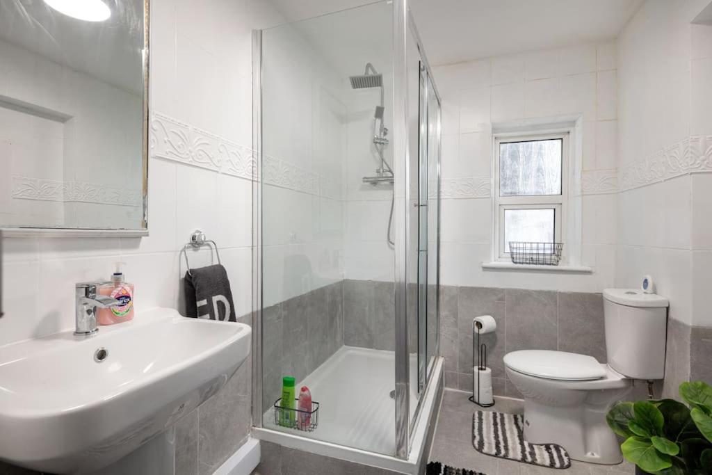 לונדון 2A - Bright & Airy 2 Bed Flat - 20 Mins To Central מראה חיצוני תמונה