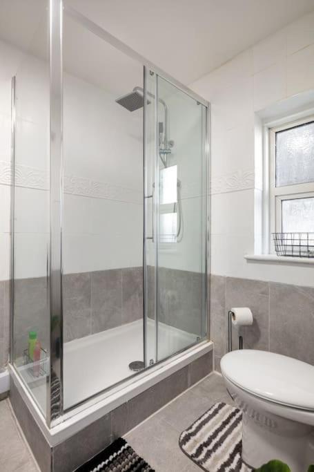 לונדון 2A - Bright & Airy 2 Bed Flat - 20 Mins To Central מראה חיצוני תמונה